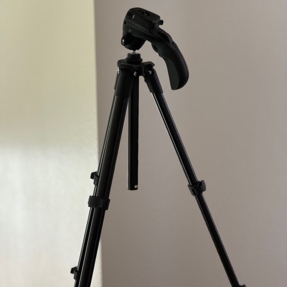 Manfrotto Compact Action Tripod with camera adapter - Picture 9 of 11